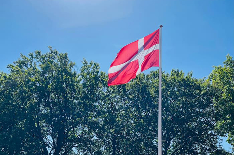 Flag vejrer på flagstang på Kastaniegården Vordingborg